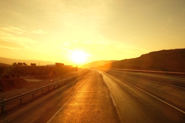 Hermoso amanecer dorado sobre el camino