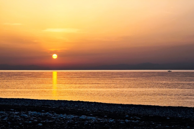 Hermoso amanecer dorado visto desde la playa en Rodas, Grecia