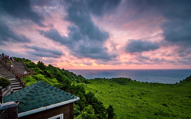 Hermoso amanecer en Ilchulsan, Jeju do, Corea del Sur.