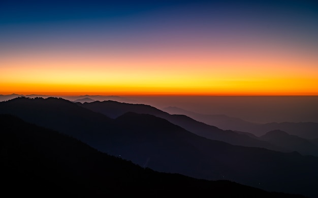 Hermoso amanecer desde Katmandú, altura, Nepal.