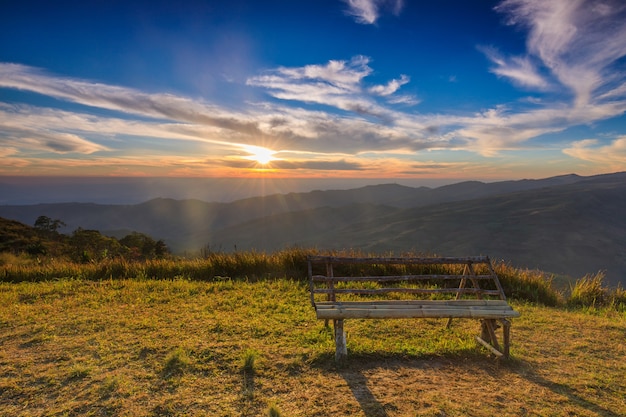 Hermoso amanecer en la mañana en alta montaña.