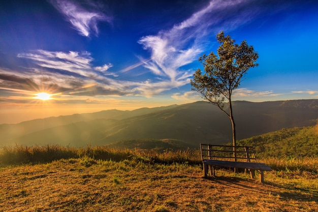 Foto hermoso amanecer en la mañana en alta montaña.