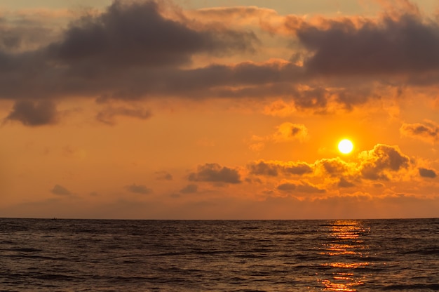 Hermoso amanecer en el mar negro, Crimea, Rusia