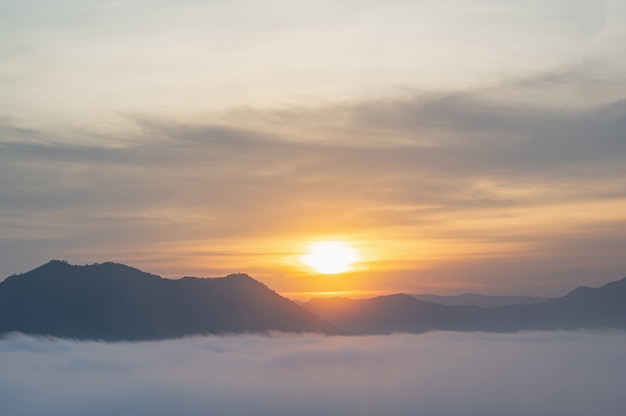 Hermoso amanecer con mar de niebla temprano en la mañana en la ciudad de leoi del distrito de phu thok chiang khan, tailandia.Chiang Khan es un casco antiguo y un destino muy popular para los turistas tailandeses