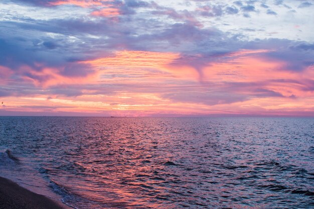 Hermoso amanecer en el mar con nubes