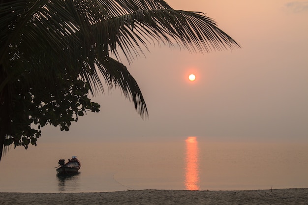 hermoso amanecer en el mar tropical