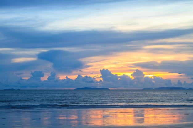 Hermoso amanecer en el mar tropical