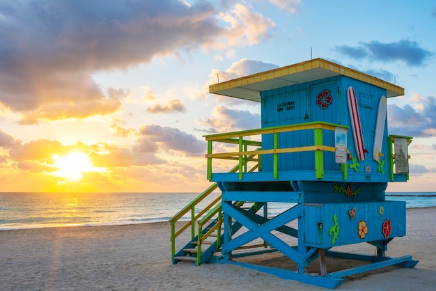 Hermoso amanecer en Miami South Beach con torre de salvavidas, Estados Unidos.