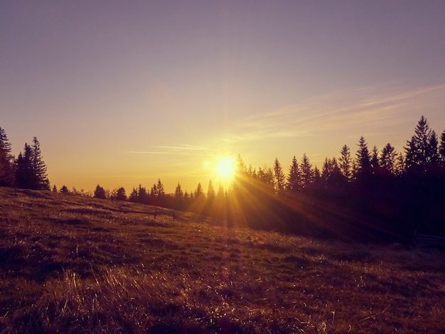 Hermoso amanecer en las montañas.