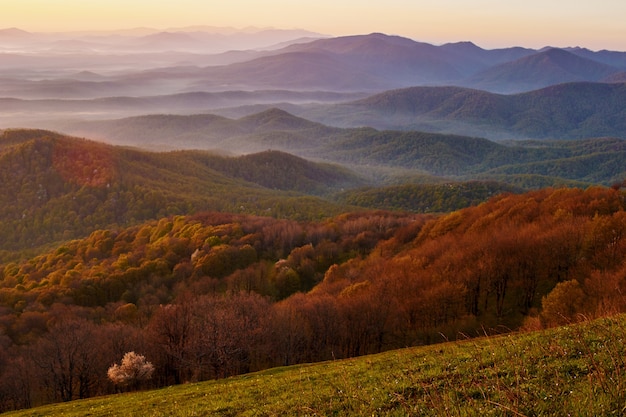 Foto hermoso amanecer en las montañas