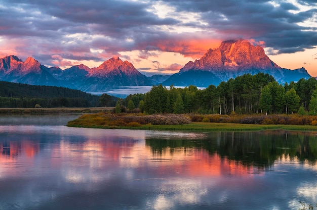 hermoso amanecer en las montañas