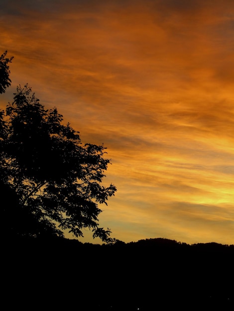 El hermoso amanecer naranja