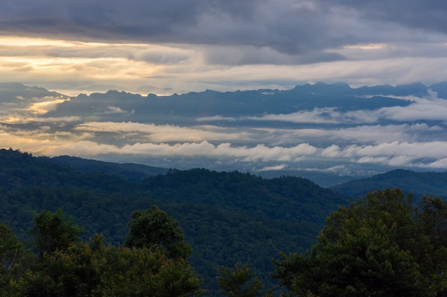 hermoso amanecer y niebla en la cima de Doi Luang Chiang Dao, Chiang Mai, Tailandia