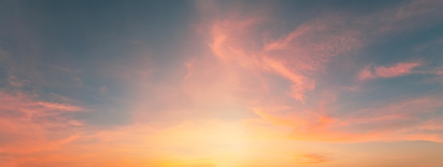 Hermoso amanecer con nubes de colores en el cielo