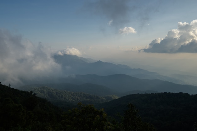 Hermoso amanecer en el parque nacional de Doi Inthanon