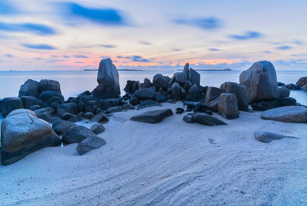 Hermoso amanecer en la playa de Bintan