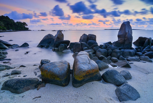 Hermoso amanecer en la playa de Bintan