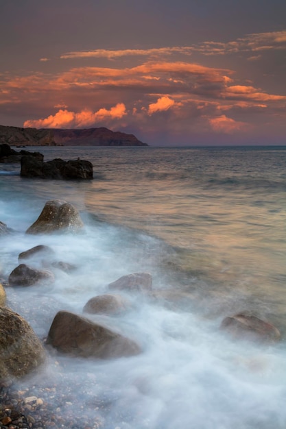 Hermoso amanecer en la playa de Crimea