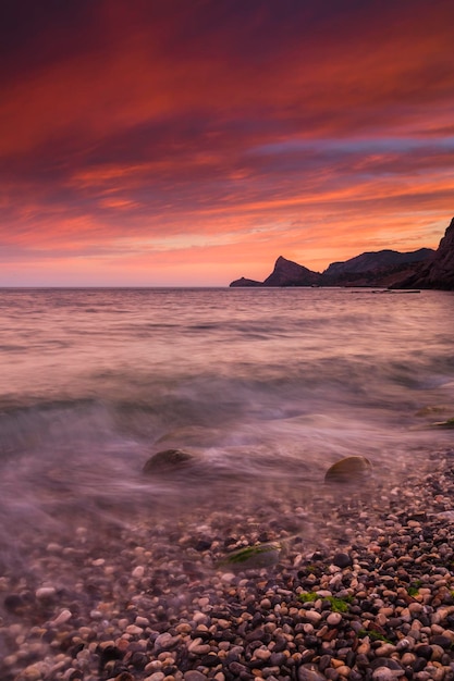 Hermoso amanecer en la playa de Crimea