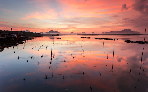 Hermoso amanecer en Sam Chong Tai, bahía de Phang-Nga al sur de Tailandia