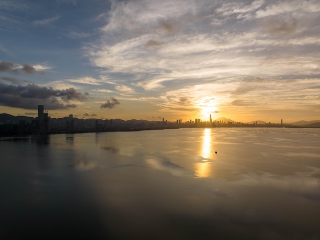 Hermoso amanecer sobre la ciudad de Shenzhen por la mañana