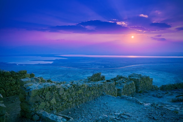 Hermoso amanecer sobre la fortaleza de Masada Ruinas del palacio del rey Herodes en el desierto de Judaean