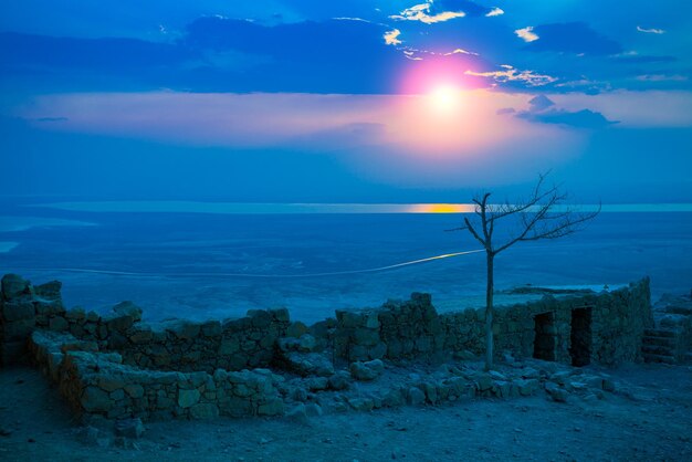 Hermoso amanecer sobre la fortaleza de Masada Ruinas del palacio del rey Herodes en el desierto de Judaean