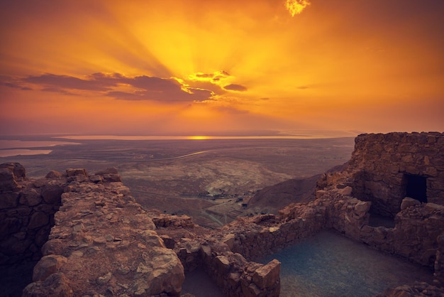 Hermoso amanecer sobre la fortaleza de Masada Ruinas del palacio del rey Herodes en el desierto de Judaean