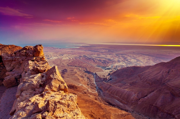 Hermoso amanecer sobre la fortaleza de Masada. Ruinas del palacio del rey Herodes en el desierto de Judea.