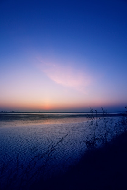 Hermoso amanecer sobre el lago