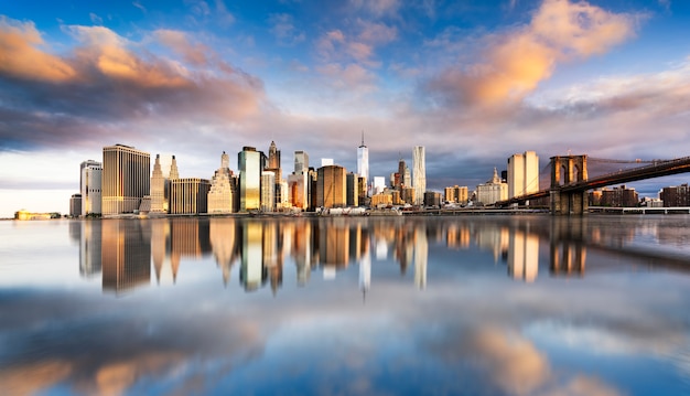 hermoso amanecer sobre manhattan con manhattan y el puente de brooklyn