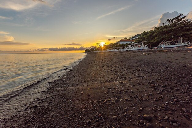 Hermoso amanecer sobre el mar en la playa de Amed, Bali, Indonesia