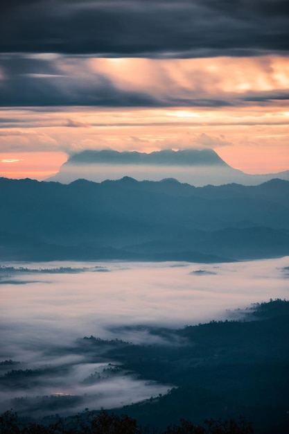 Hermoso amanecer sobre la montaña con el pico Doi Luang Chiang Dao y niebla en el valle en el parque nacional Doi Dam Wiang Haeng Chiang Mai Tailandia