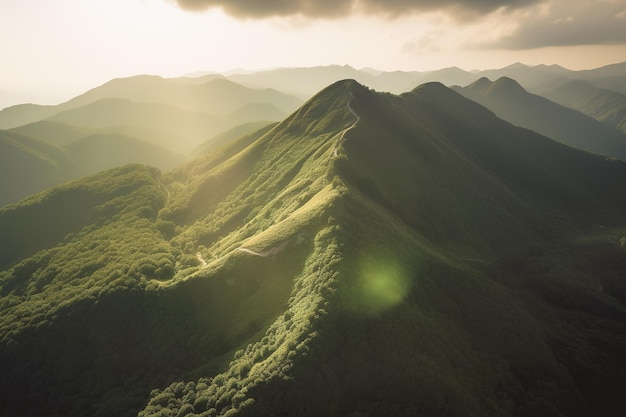 Hermoso amanecer sobre las montañas verdes a la luz de la mañana con nubes esponjosas en un cielo azul brillante Concepto de frescura natural