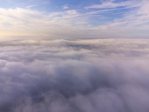 Hermoso amanecer sobre las nubes vista desde el avión