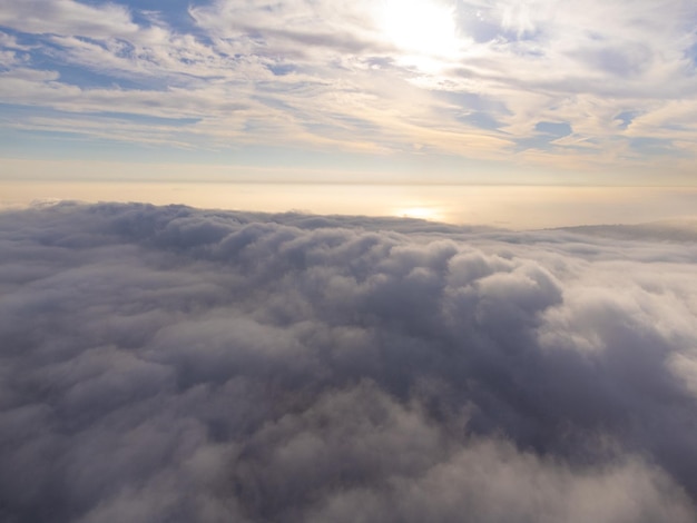 Hermoso amanecer sobre las nubes vista desde el avión