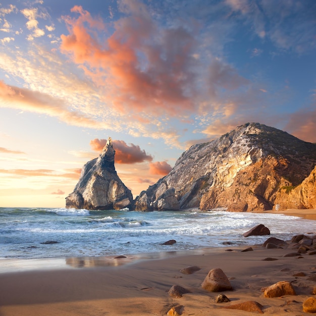 Hermoso amanecer sobre la playa rocosa del océano Mundo maravilloso Paisaje Portugal Europa