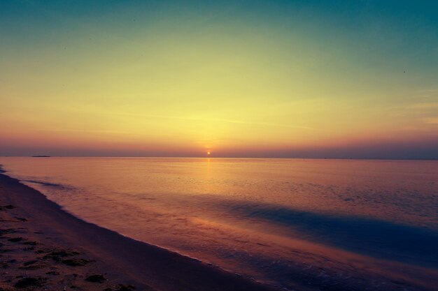 hermoso amanecer sobre la playa tropical y el mar en Tailandia