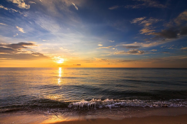 hermoso amanecer sobre la playa tropical y el mar en Tailandia