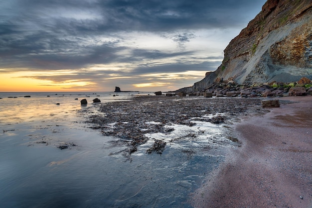 Hermoso amanecer sobre Saltwick Bay