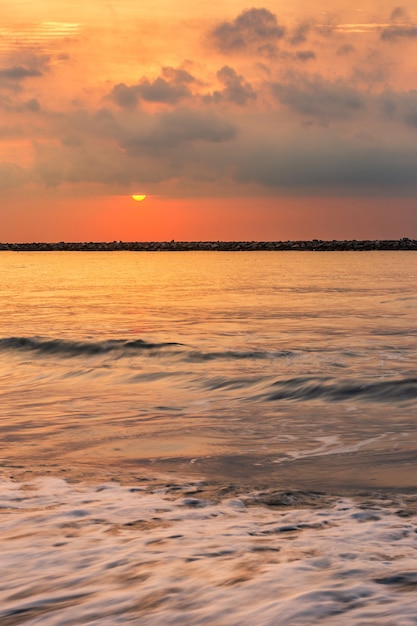 Hermoso amanecer temprano en la mañana sobre el mar el horizonte en la playa de Hat Chao Samran