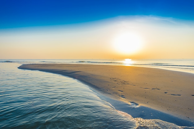 Hermoso amanecer tropical en la playa.