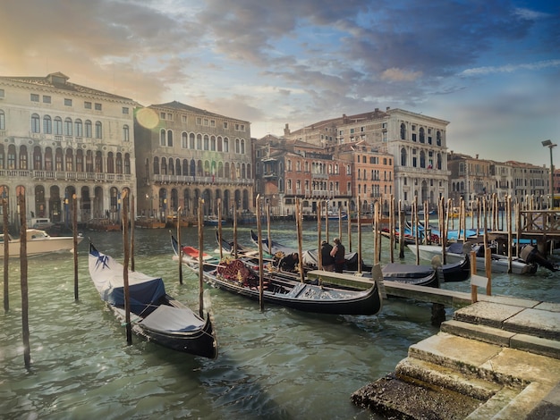 Hermoso amanecer en Venecia con vistas a uno de sus famosos canales atravesados por góndolas