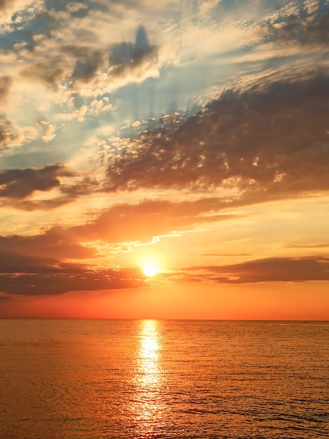 hermoso amanecer de verano en el cielo del mar con nubes