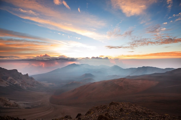 Hermoso amanecer en el volcán Haleakala, isla de Maui, Hawaii