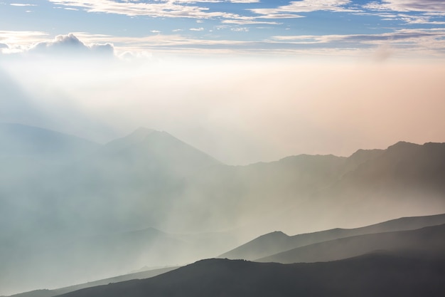 Hermoso amanecer en el volcán Haleakala, isla de Maui, Hawaii