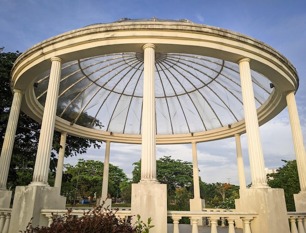 Hermoso ambiente por la mañana en el parque Giverny de la ciudad de Sunsuria con un gran cenador blanco