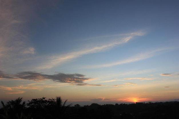 Hermoso ambiente de puesta de sol con una combinación de colores de cielo azul y naranja de gradación en Java