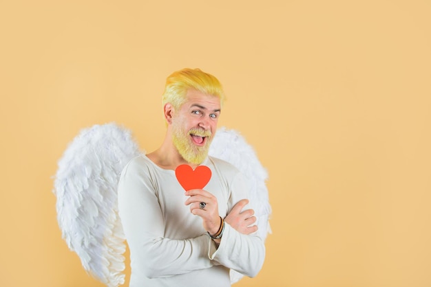 Hermoso ángel cupido hombre barbudo con alas de ángel tarjeta de san valentín día de san valentín ángel hombre con
