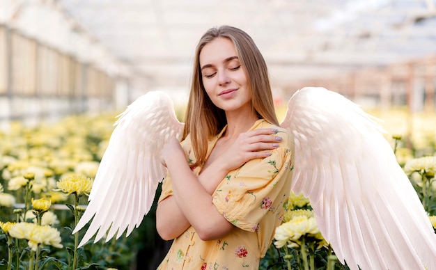 Un hermoso ángel en una floristería